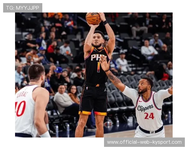 太阳布克突破分球，底角空位稳稳命中